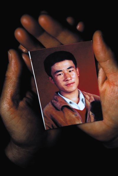 尚愛云捧著兒子的照片。