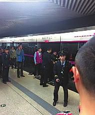 昨日18時(shí)57分，北京地鐵5號(hào)線(xiàn)惠新西街南口一女子遭遇不幸。昨晚9時(shí)記者在中日友好醫(yī)院發(fā)現(xiàn)女子已不幸身亡，女子遇險(xiǎn)是被夾在安全門(mén)和地鐵門(mén)中間，列車(chē)啟動(dòng)后掉下站臺(tái)。
