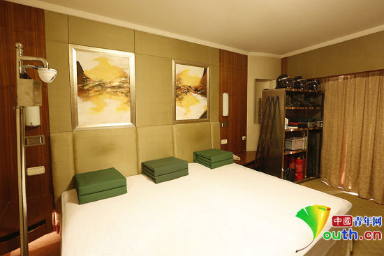 雖然在五星級飯店房間駐守，但武警官兵自帶被褥及生活用品，將兩張單人床拼成三人通鋪使用。