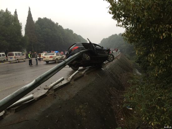 瘋狂途觀撞人逃逸又惹禍，一家四口殞命車輪