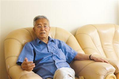 楊維駿 歷任云南省政協(xié)副主席等職。89歲高齡的楊維駿為12名失地農(nóng)民代表開道，到云南省政協(xié)反映問題。