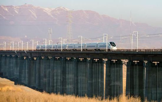 11月16日，從烏魯木齊南站首發(fā)的D8602次列車駛往哈密。