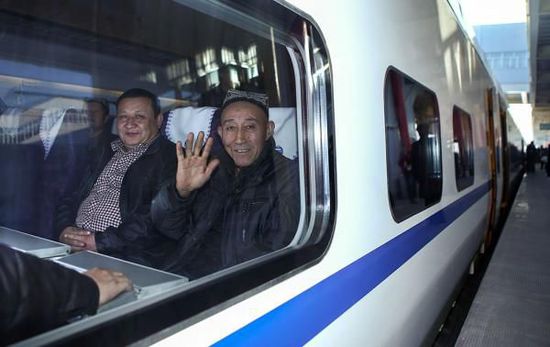 11月16日，旅客乘坐從烏魯木齊南站首發(fā)的D8602次列車。