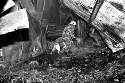 救援人員在山東壽光一食品廠火災(zāi)現(xiàn)場(chǎng)搜救。新華社發(fā)