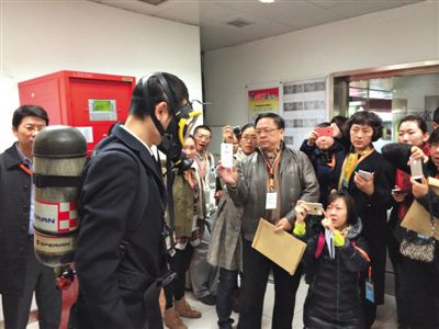 昨天，地鐵4號線北京南站站，地鐵工作人員為人大代表演示應(yīng)急氧氣瓶佩戴方式。新京報(bào)記者