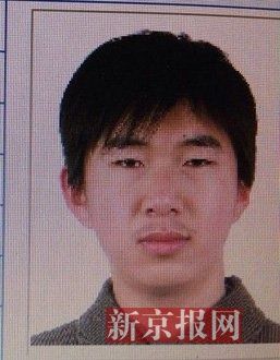 犯罪嫌疑人李小龍，27歲，唐山樂亭人。村干部說李小龍經(jīng)常把自己關(guān)在家里