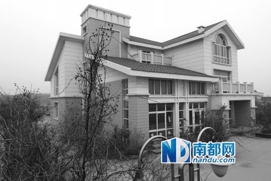 　馬超群在赤土山村村委會(huì)旁的別墅，就是以“自來(lái)水維護(hù)站”的名義拿的地。