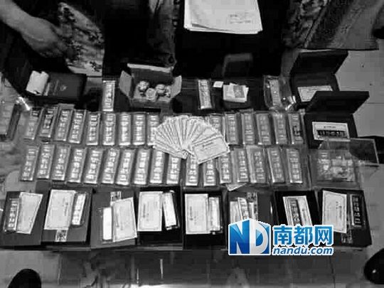 　馬超群家中金條清點(diǎn)現(xiàn)場(chǎng)。