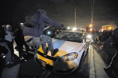 11月24日，圣路易斯市，示威者得知涉案警察被免予起訴消息后表達(dá)不滿。　