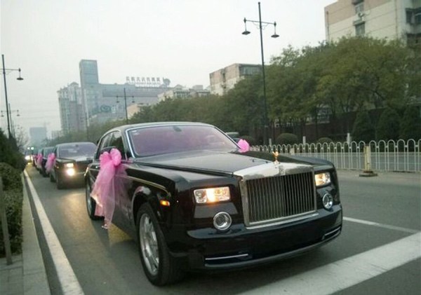 　11月23日，河北唐山街頭現(xiàn)價值超過2個億的婚禮車隊。