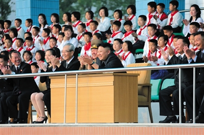 5月2日，金正恩與金與正（前排左二）一起觀看比賽。