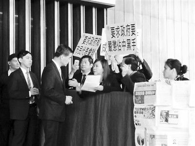 撐警大聯(lián)盟召集人李偲嫣2日到特首辦請愿，要求政府嚴厲處置“占中三子”和“雙學”的代表。