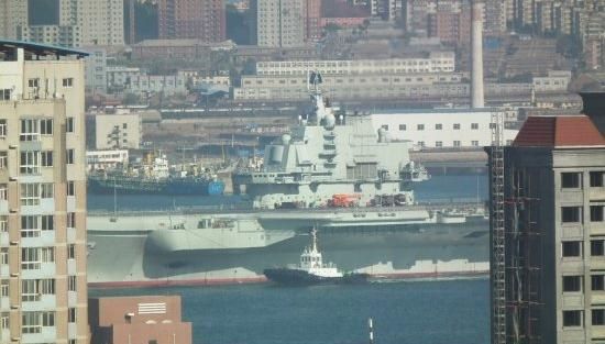 青島軍港周圍高樓林立，一睹遼寧號(hào)真容只需要一個(gè)好天氣（資料圖片）