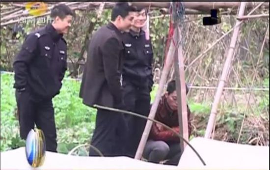 一個(gè)見習(xí)警官，一個(gè)二級(jí)警司，和一個(gè)便衣人員站在菜地里笑。