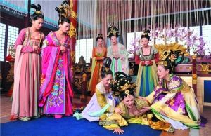 戲里一眾妃嬪的裝扮都相當(dāng)“吸睛”。