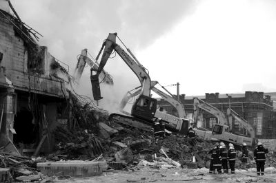 3日下午，挖掘機在現(xiàn)場作業(yè)。 譚青/攝