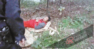 在草叢中睡覺的男子竟是名網(wǎng)上逃犯。