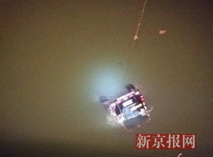 運(yùn)鈔車打撈現(xiàn)場。