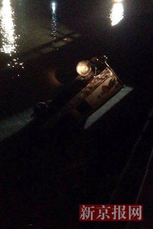 運(yùn)鈔車打撈現(xiàn)場。