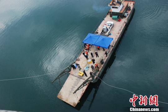 警方四次到百米深的湖中打撈被害人遺體。