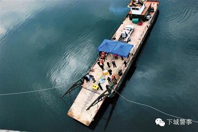 為搜尋深水沉尸，杭州警方租用的船只在水面作業(yè)。本版圖片/杭州警方提供