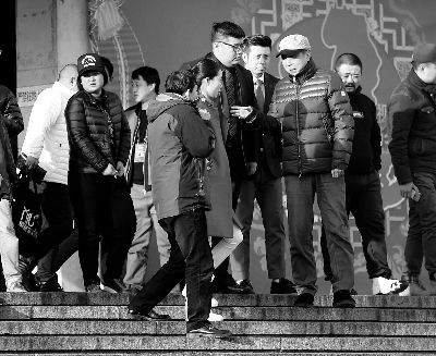 彩排后，高曉攀、尤憲超和不知名女演員聆聽馮鞏總結(jié)訓(xùn)話