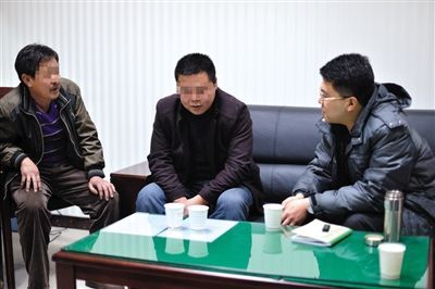 1月7日，陜西省榆林市，國(guó)家信訪局第五督查組成員王治鐸（右一）與兩名信訪人約談。 楊凱 攝