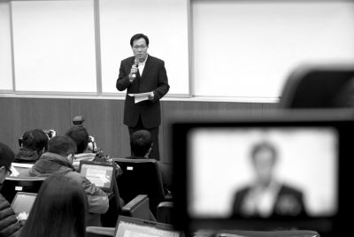 2月8日，在臺(tái)北福華會(huì)館，復(fù)興航空代表劉忠繼向媒體介紹家屬說(shuō)明會(huì)溝通情況。新華社發(fā)