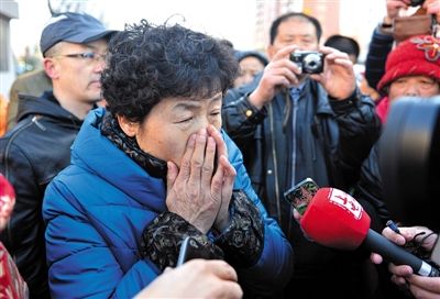 2月9日，呼格吉勒圖的母親尚愛云在旁聽趙志紅案后，接受媒體采訪時落淚。新華社記者 任軍川 攝