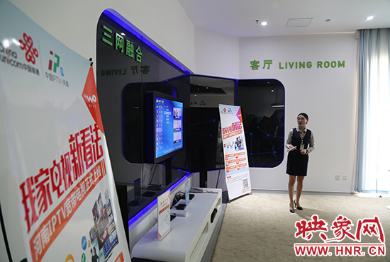 講解員正在講解IPTV業(yè)務(wù) 講解員正在講解IPTV業(yè)務(wù)