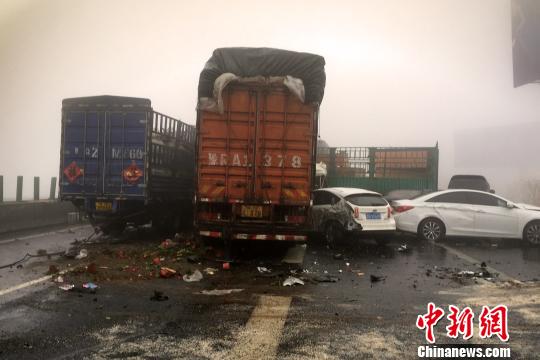 圖為21日，京港澳高速河南段21輛汽車發(fā)生連環(huán)相撞事故現(xiàn)場(chǎng)?！」啤z