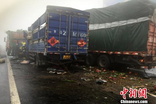 圖為21日，蘭南高速河南段車禍?zhǔn)鹿尸F(xiàn)場(chǎng)一片狼藉。　郭浩　攝