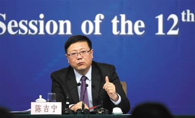 昨日，十二屆全國人大三次會議新聞中心，環(huán)保部部長陳吉寧回答中外記者提問。新京報記者 陳杰 攝