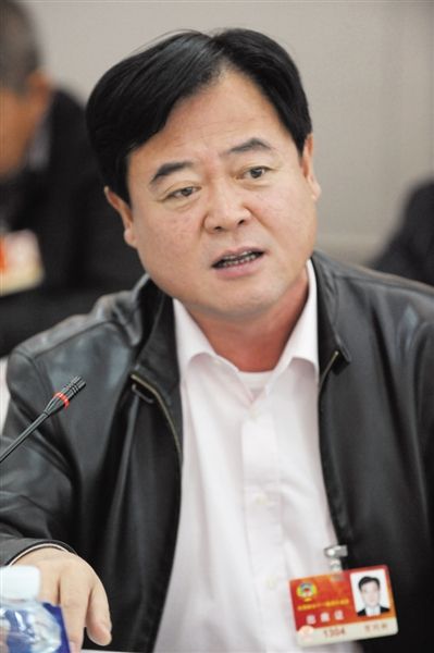 　政協(xié)委員、中國通用技術(shù)集團(tuán)董事長賀同新稱，按照2014年的數(shù)字，他的薪水下降了近50%。圖/CFP