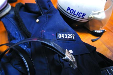 在閔行區(qū)虹橋派出所的一角，擺放著茆盛泉曾經(jīng)最愛(ài)的警服。“043297”的警號(hào)、深色的警服依稀可見(jiàn)已經(jīng)凝固的血跡，警用皮帶也斷裂了。