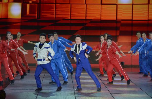 《小蘋(píng)果》、《最炫民族風(fēng)》等廣場(chǎng)舞曲將會(huì)有全國(guó)統(tǒng)一、編排科學(xué)、帶給人正能量的全新動(dòng)作。 CFP 資料