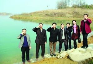 活動儀式現(xiàn)場，一眾人舀起漳河水直接喝下