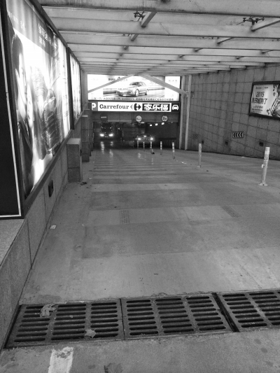 　　國貿(mào)360的地下車庫，坡陡讓人膽寒。