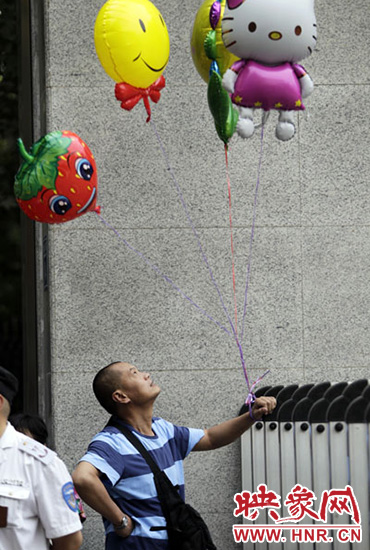 他希望你像hello kitty一樣可愛(ài)，露出笑臉。