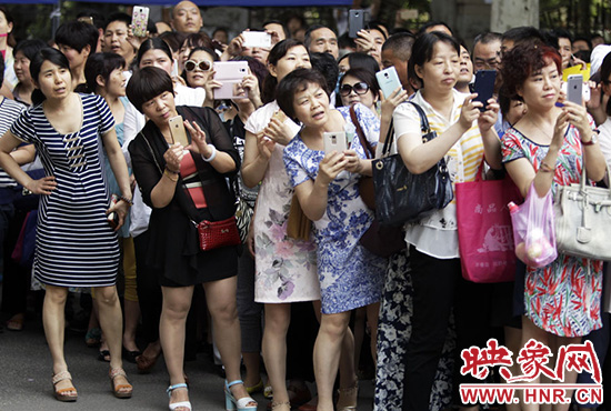 你在人群中，只有找到你，她們才會(huì)松下眉間的皺紋。