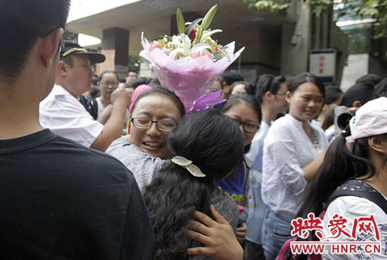 沖向你，給你一個(gè)深情的擁抱。