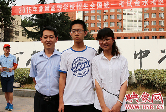 高考結(jié)束的那一刻，就意味著離別，別了曾經(jīng)的班級(jí)、老師、朋友、甚至戀人。