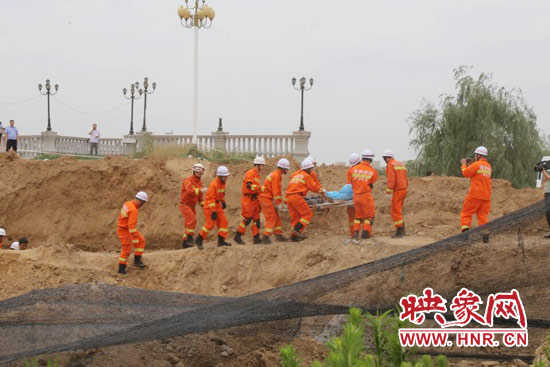 12點07分，又一人被抬出