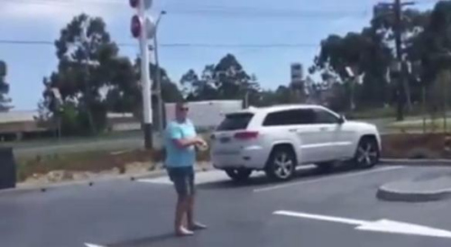 圖一：澳大利亞男子發(fā)飆的樣子被兩個(gè)兒子偷拍，并將視頻取名為“憤怒的老爹”上傳至網(wǎng)絡(luò)。