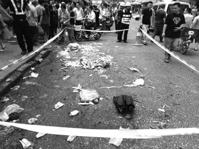 7月11日，群眾在事發(fā)現(xiàn)場(chǎng)外圍觀。新華社發(fā)