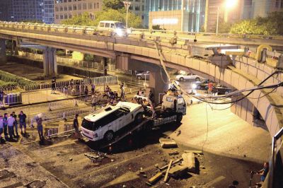 路虎車被扶正后，救援車將其拖離現(xiàn)場。