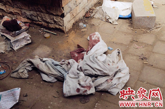 現(xiàn)場(chǎng)一張被單上沾滿血跡。