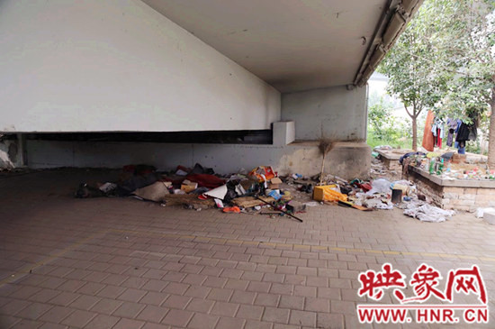 流浪漢在高架橋下居住，靠撿垃圾為生。