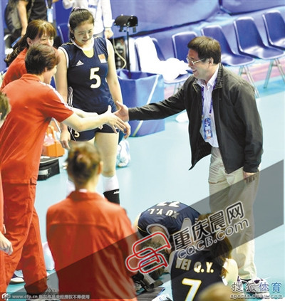 潘志琛(右)曾邀請(qǐng)郎平回歸。