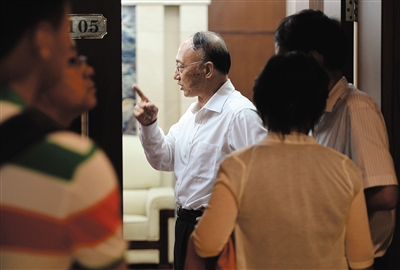 劉鵬局長走出會場。昨日的足球改革發(fā)展工作會議上，國家體育總局為中國足球“開了一扇門”。